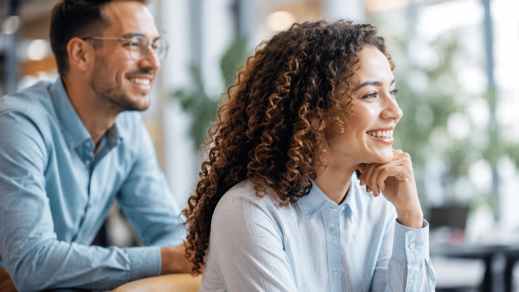 Equipo de empleados participando en una conversación interna